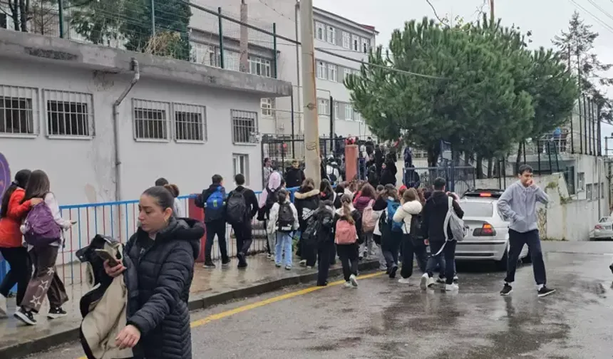 Çocuğunu Azarladığını İddia Ettiği Öğretmeni Darp Etti