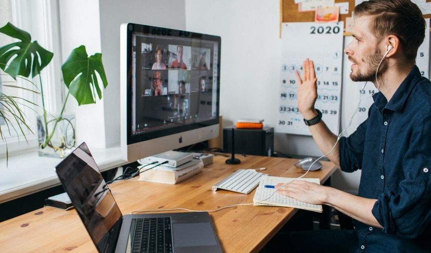 Evden Çalışanlar İçin Sağlık Uyarısı: Oturmak Ve Yürümek