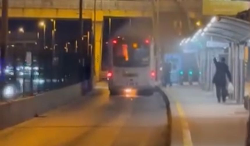 Metrobüste alevler yükseldi, yolcular tahliye edildi