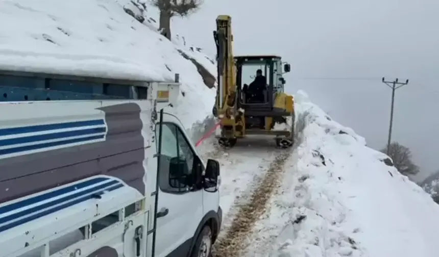 Batman’da Kara Saplanan Kamyonet İş Makinesiyle Kurtarıldı