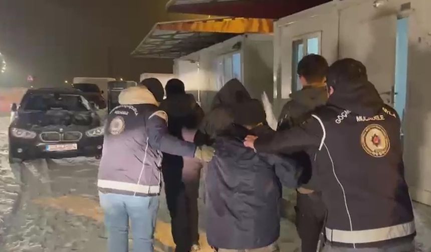 Saman Balyalarının Arasında 3 Kaçak Göçmen Yakalandı