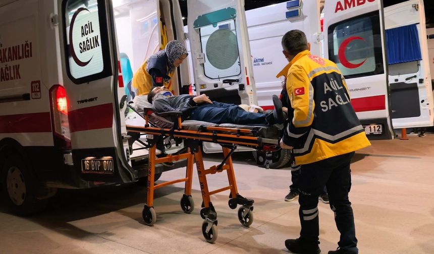 Bursa’da İki Otomobil Kafa Kafaya Çarpıştı: 3 Yaralı