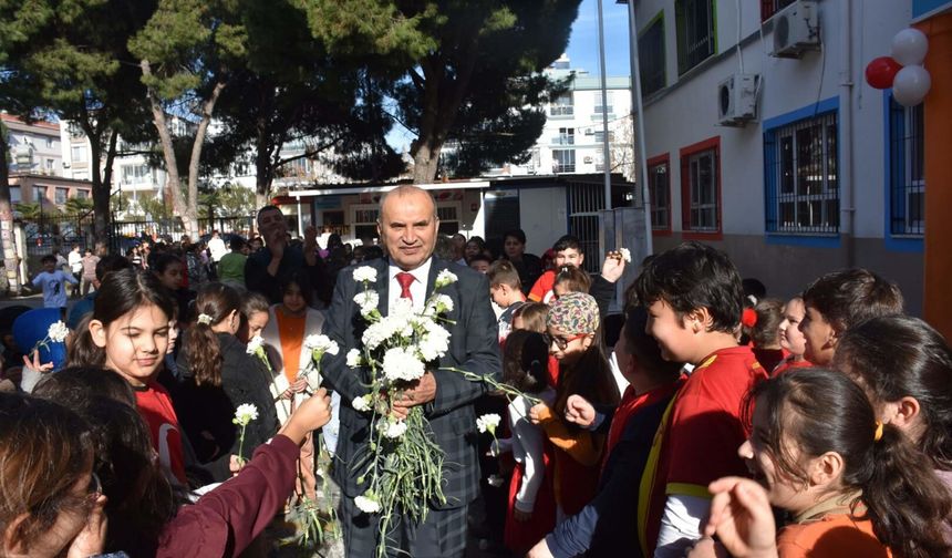 39 Yıl Görev Yapan Öğretmene “Efsane” Afişiyle Sürpriz