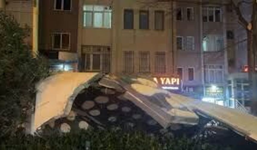 İstanbul’da Fırtına Çatılara Zarar Verdi, Denizde Dev Dalgalar Oluştu