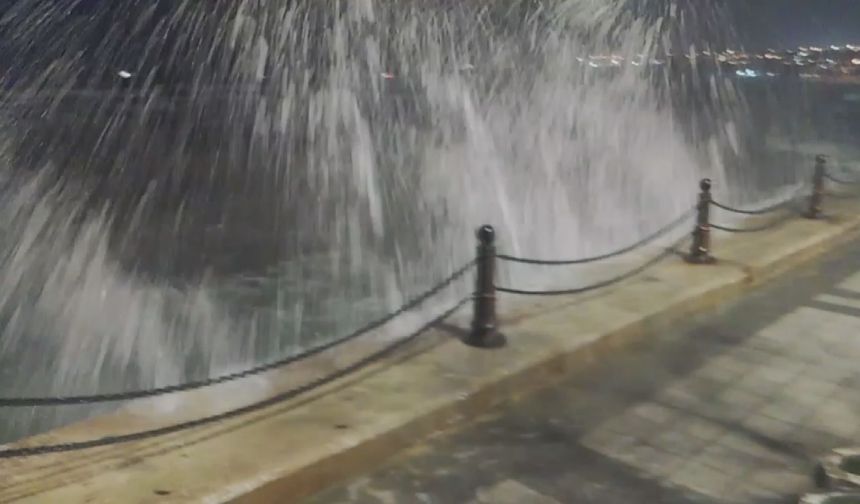 İstanbul’da fırtına; çatılar hasar gördü, denizde dalgalar yükseldi