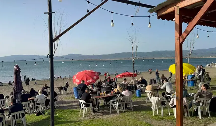 Bursa-İznik’te Hafta Sonu Yoğunluğu Esnafın Yüzünü Güldürdü