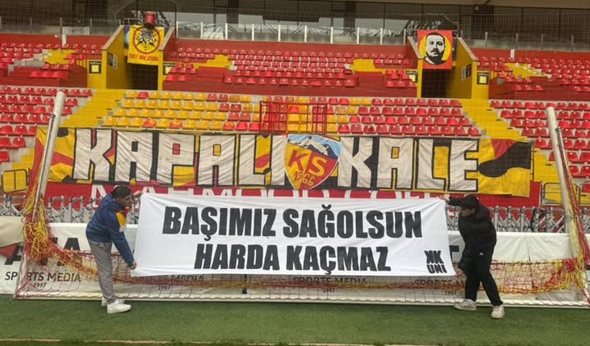 Kayserispor Taraftarı “Harda Kaçmaz” Pankartı Açtı