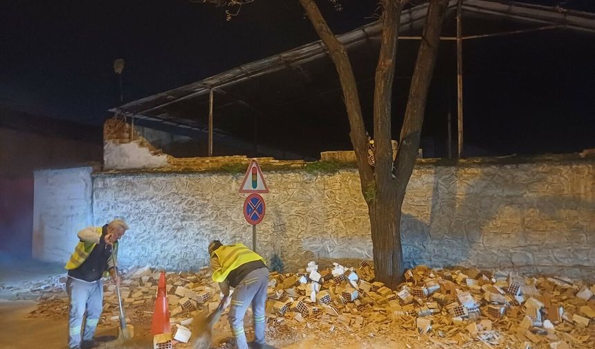 Manisa’da şiddetli rüzgar minareye ve ağaçlara zarar verdi