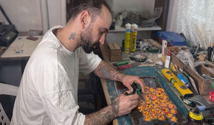 Sokak Sanatçısı Gri Şehri Renkli Figürlerle Süslüyor