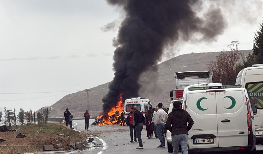 Batman’da Refüje Çarpan Otomobil Yandı: 2 Yaralı