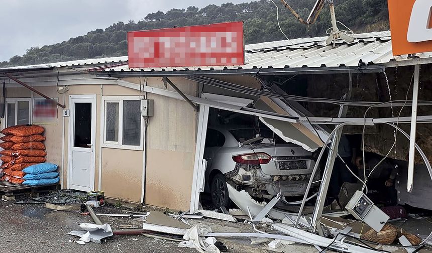 Hatay'da Kontrolden Çıkan Araç Prefabrik Dükkanlara Daldı