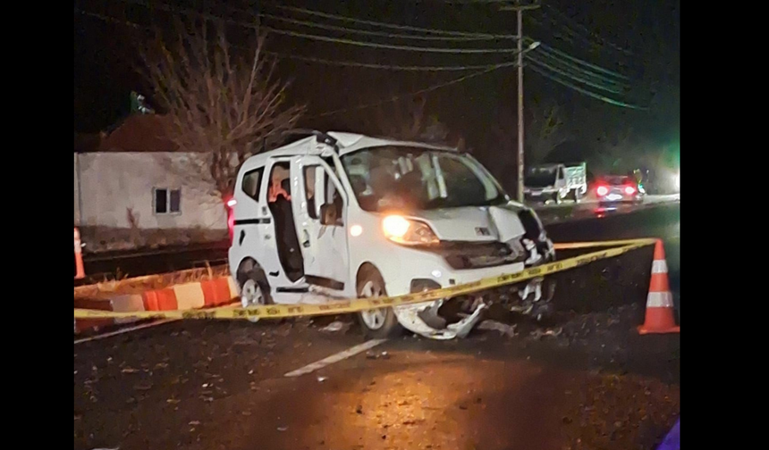 Niğde'de Kontrolden Çıkan Araç Elektrik Direğine Çarptı: 1 Ölü