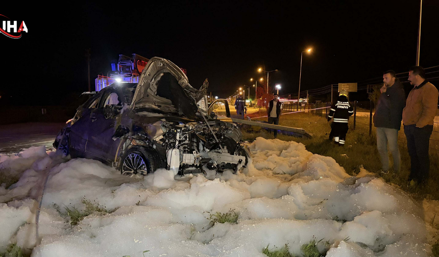 Seydikemer'de korkutan gece: Otomobil direğe çarptı, 4 yaralı