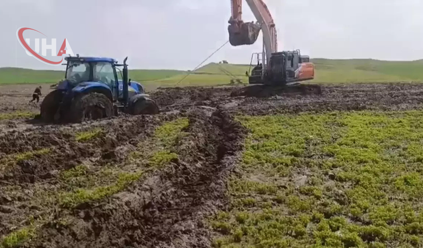 Batman’da Çamura Saplanan Traktörler Üç Gün Sonra Kurtarıldı