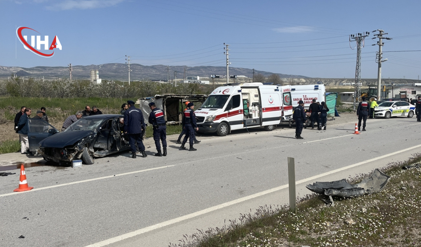 Çankırı'da Kavşak Faciası: 2 Otomobil Çarpıştı, 4 Kişi Yaralandı