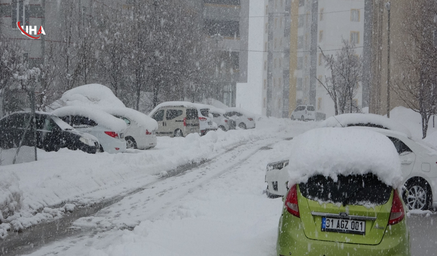 Bitlis'te Kar Geçit Vermedi: 82 Köy Yolu Kapandı
