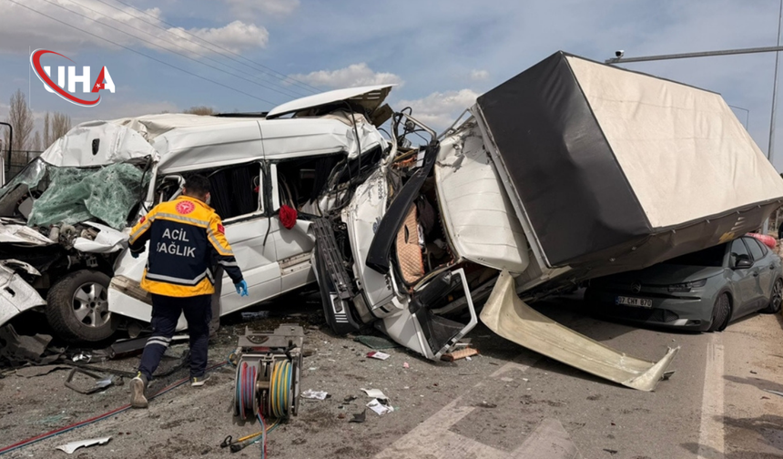 Kırmızı Işıkta Facianın Eşiğinden Dönüldü: 5 Kişi Yaralandı