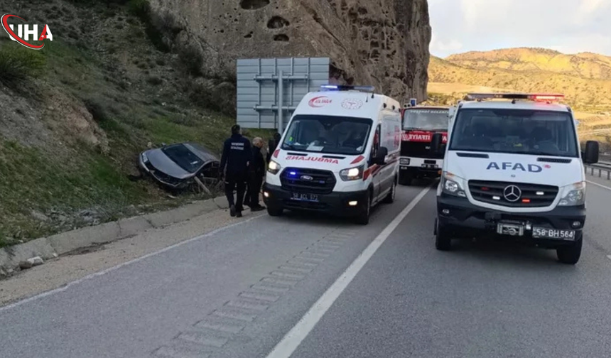 Sivas'ta Korkunç Kaza: Şarampole Devrilen Araçta 3 Kişi Yaralandı