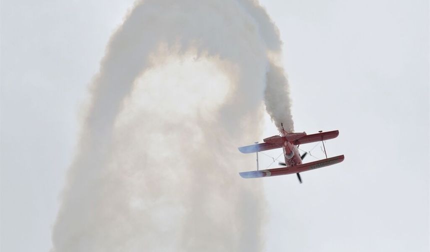 Türkiye'nin İlk Kadın Akrobasi Pilotundan Çocuklara Jest