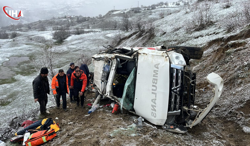 Artvin'de Ambulans Uçuruma Devrildi: 1 Ölü, 4 Yaralı