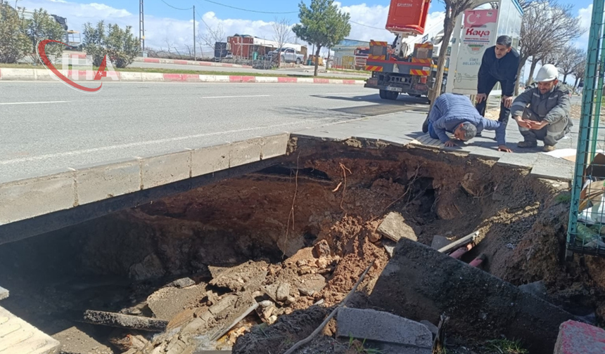 Siirt’te Korkutan Çökme: Kaldırım Göçtü, Yol Trafiğe Kapandı