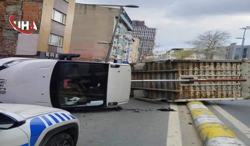 İstanbul Kağıthane'de Demir Yüklü Kamyon Boşaltım Sırasında Devrildi