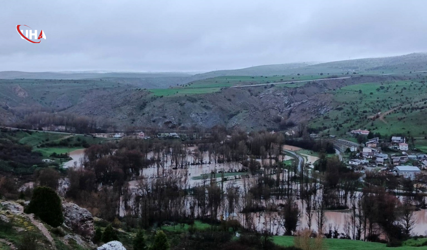 Sivas’ta Kızılırmak Taştı: Ahmethacı Köyü Sular Altında Kaldı