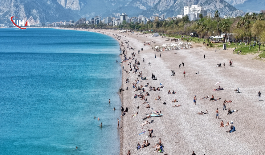 Antalya'da Bahar Güneşi: Konyaaltı Sahili Doldu Taştı