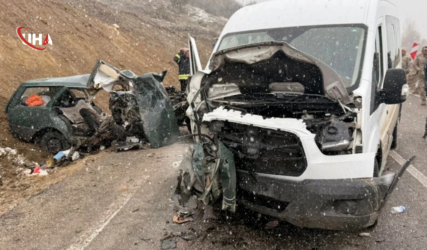Gümüşhane'de Öğretmen Servisi ile Otomobil Çarpıştı: 1 Ölü