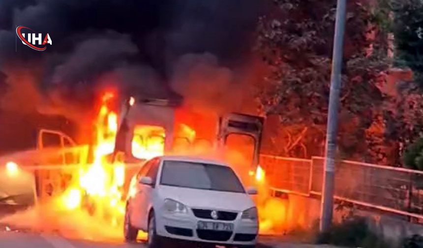 Avcılar’da Korkutan Yangın: Servis Minibüsü Alevlere Teslim Oldu