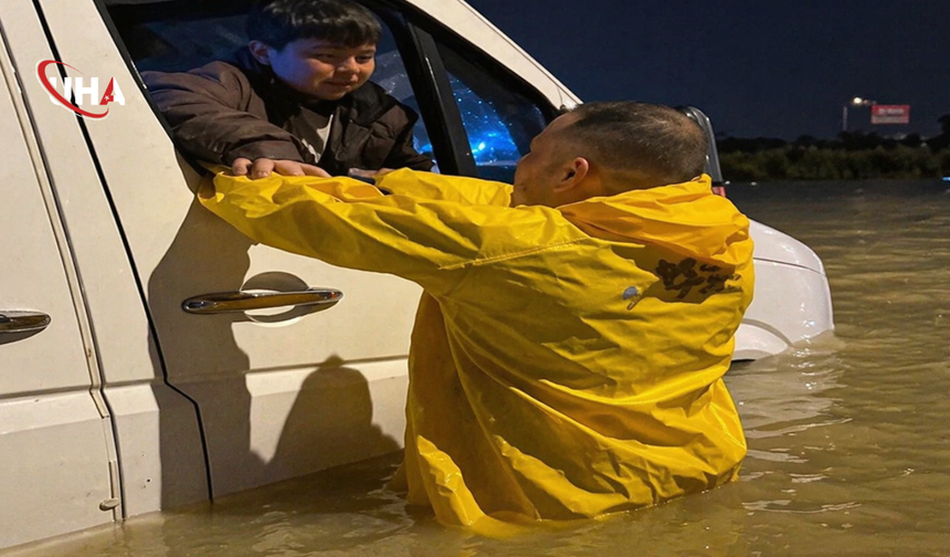 Adana’da Sağanak: Minibüste Mahsur Kalan Çocuklar Kurtarıldı