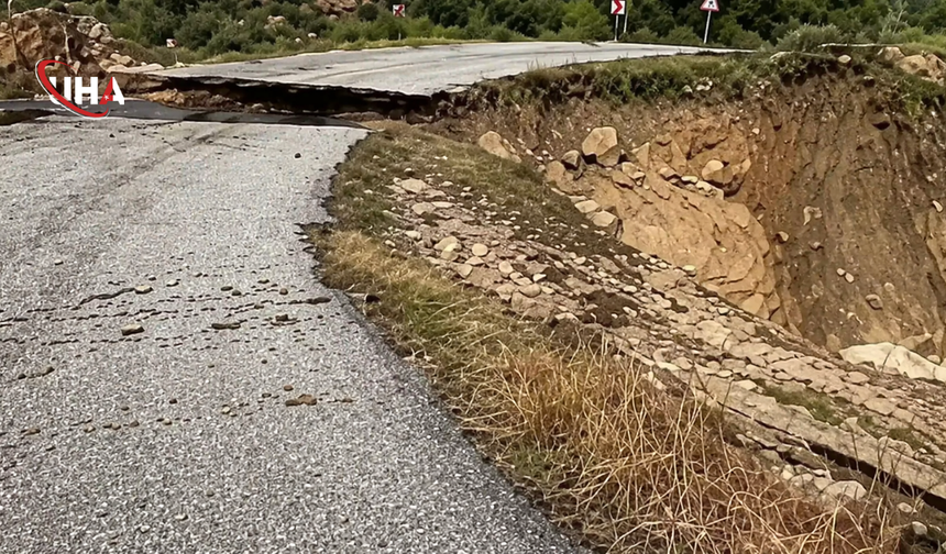 Mersin'de Sağanak : Yol Çöktü, Tarım Arazileri Su Altında