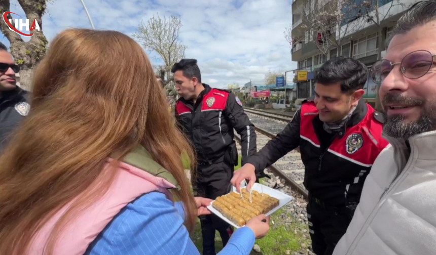 Kavga İhbarına Giden Polislere Baklavalı Sürpriz