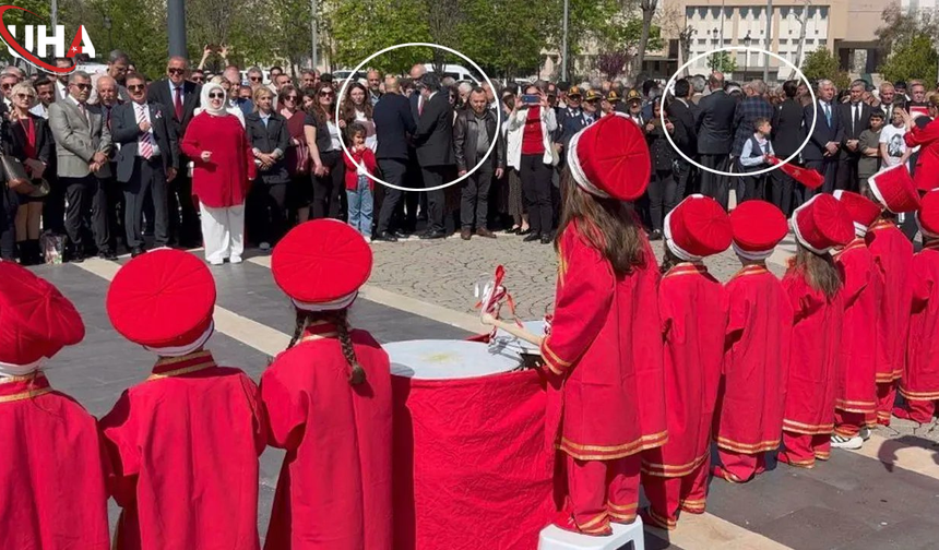 Mehteran Çaldı,CHP’li Üyeler Arkasını Döndü:Gazi Şehir’de 23 Nisan Gerginliği