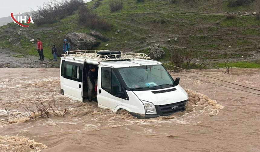 Siirt'te Yol Kapatan Sel Can Aldı: Kalp Krizi Geçiren Kadın Kurtarılamadı
