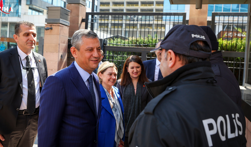 Özgür Özel, CHP Genel Merkezi'nde Görevli Polisleri Unutmadı