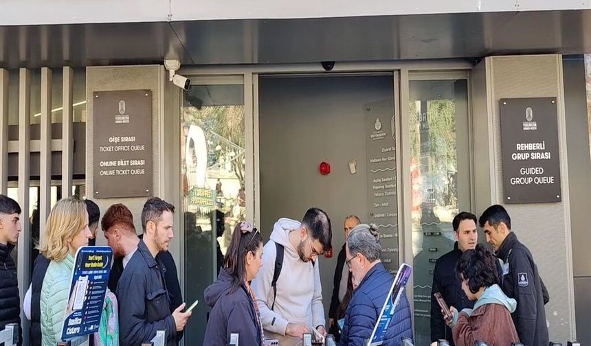 İstanbul'da 1 TL'lik Yerebatan Sarnıcı Yoğunluğu: Vatandaşlar Akın Etti