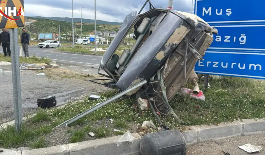 Viyadük Işıklarında Kaza: Otomobillerden Biri Ters Döndü