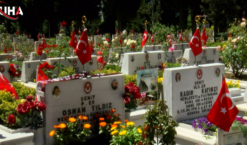 İstanbul’da Kurban Bayramının İlk Gününde Şehitlikler Doldu Taştı