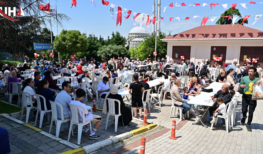Bahçelievler’de Çocuklara Bayram Harçlığı Ve Oyuncak