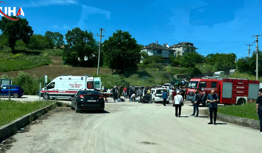 Sakarya’da Hafif Ticari Araç İle Otomobil Çarpıştı, 8 Yaralı