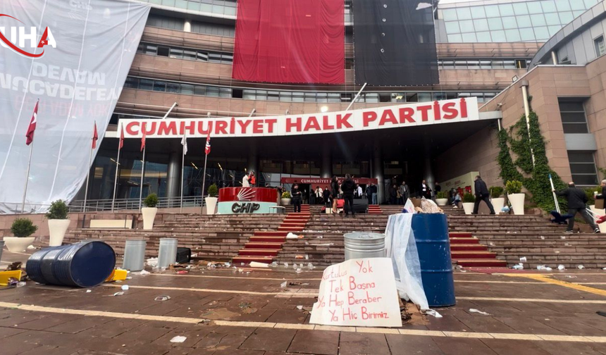 CHP’de Gergin Gece: Tahribat, Barikat ve Kurultay Mesajı