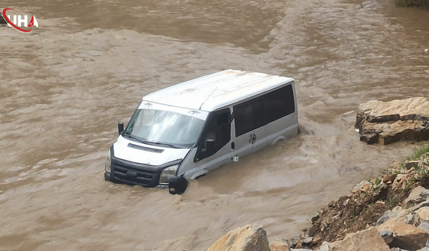 Hakkari’de Yol Çöktü, Dere Taştı: Kavaklı Köyü Yolu Sular Altında