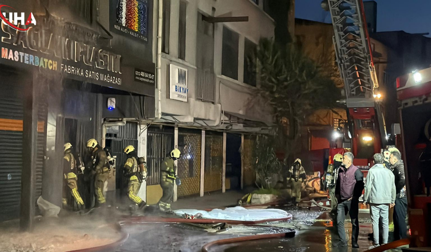 Bayrampaşa’da Plastik Fabrikası Alevlere Teslim: 3 Kat Kül Oldu, Çatı Çöktü