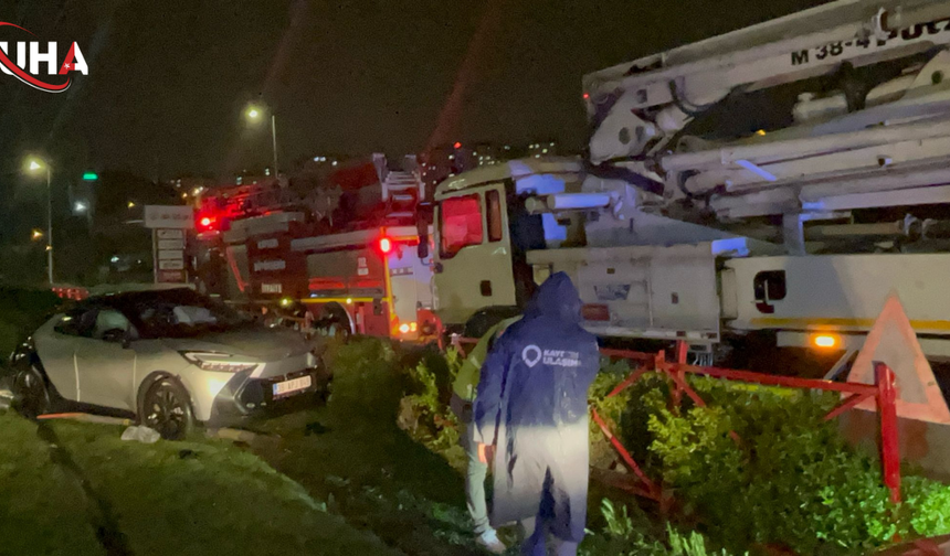Otomobil Kamyonla Çarpışıp Tramvay Yoluna Savruldu