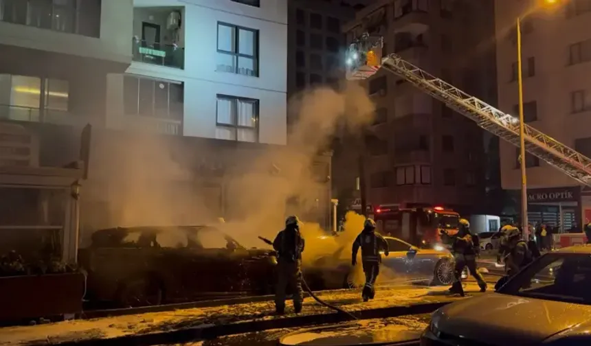 Kadıköy’de Oto Galeride Yangın: 4 Araç Kullanılamaz Hale Geldi