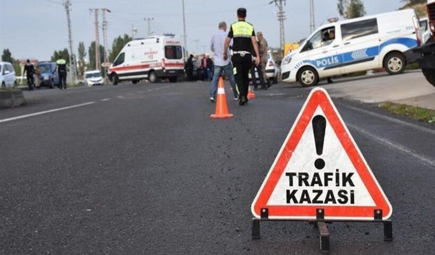 Kuzey Ege Otoyolu’nda Lastik Patladı, TIR Devrildi: 2 Ölü