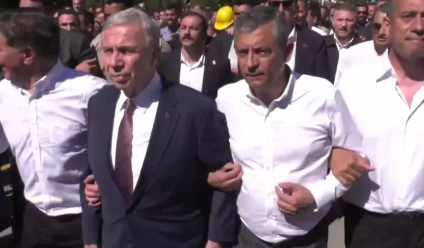 Özgür Özel Anıtkabir'e Yürüdü: 'Meşruiyetimizi Milletten Alıyoruz'
