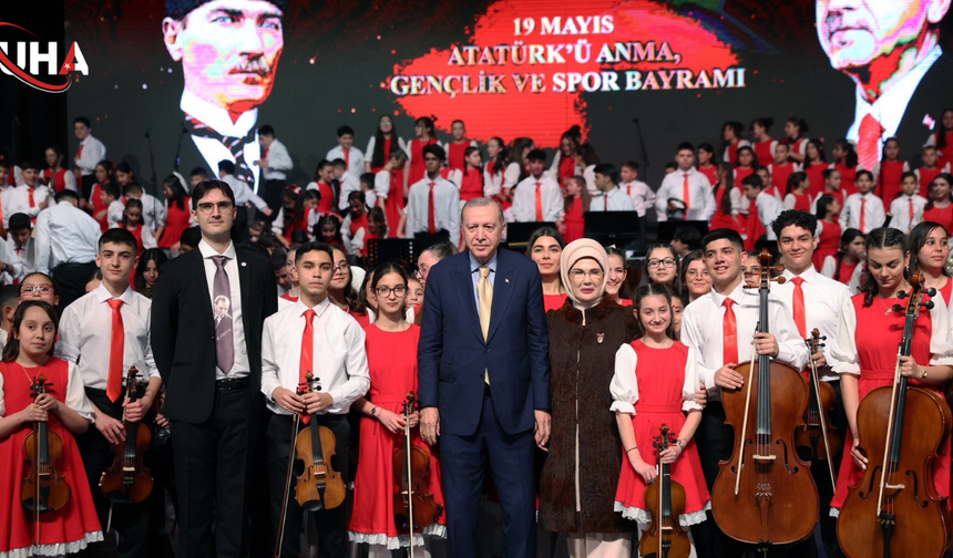 Erdoğan Çifti, Çocuk Orkestrasının 19 Mayıs Konserinde Duygusal Anlar Yaşadı