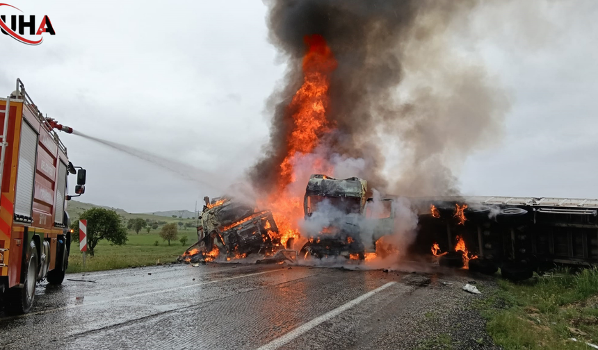 Afyonkarahisar'da Kafa Kafaya Çarpışan İki TIR Alev Alev Yandı